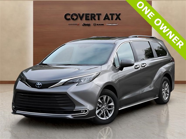 2024 Toyota Sienna XLE's photo