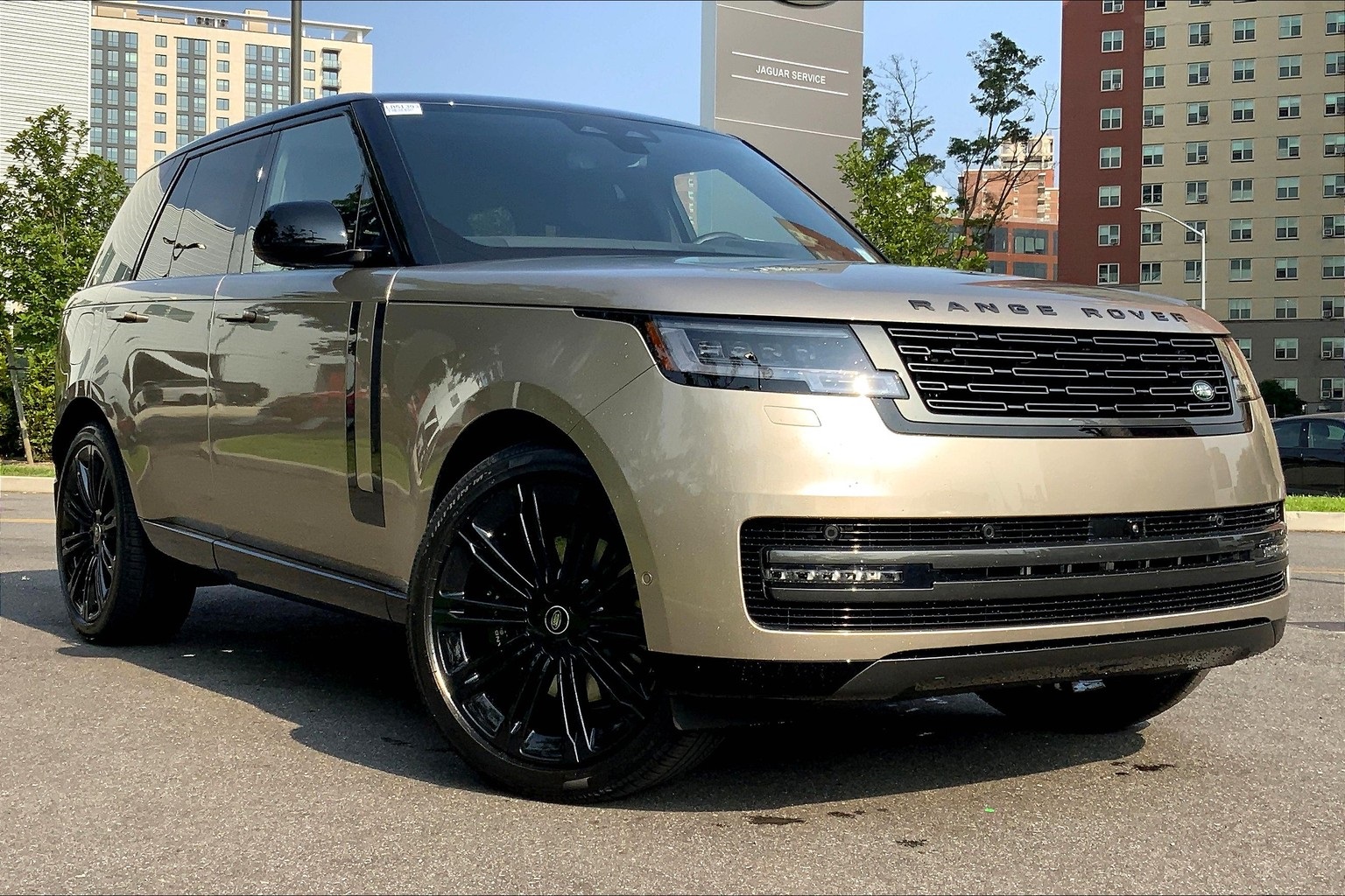 2025 Land Rover Range Rover SE photo 2