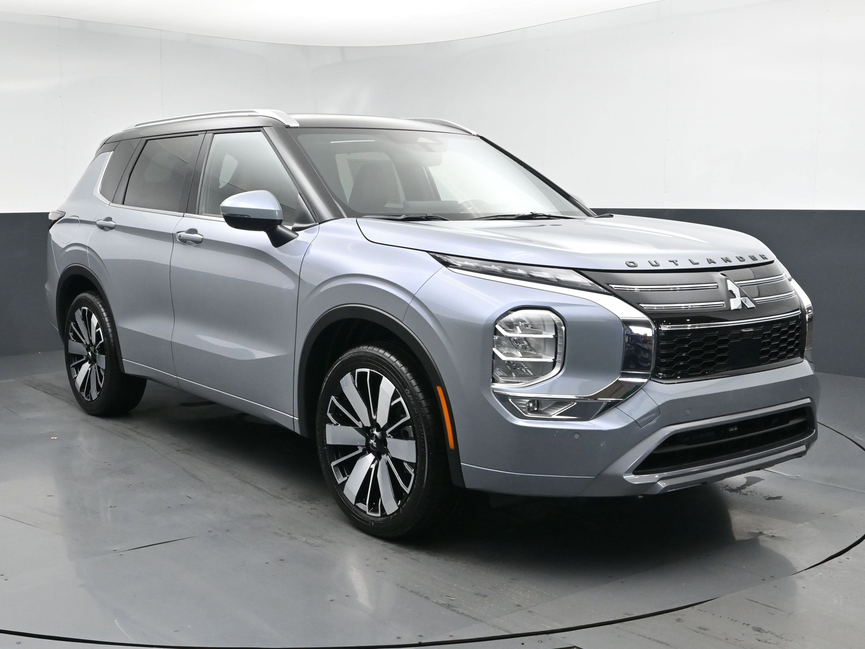 2025 Mitsubishi Outlander SEL photo 2