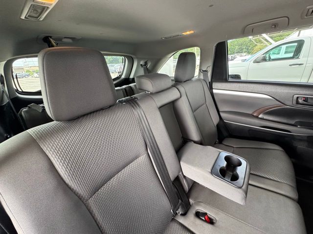 2019 Toyota Highlander LE photo 21