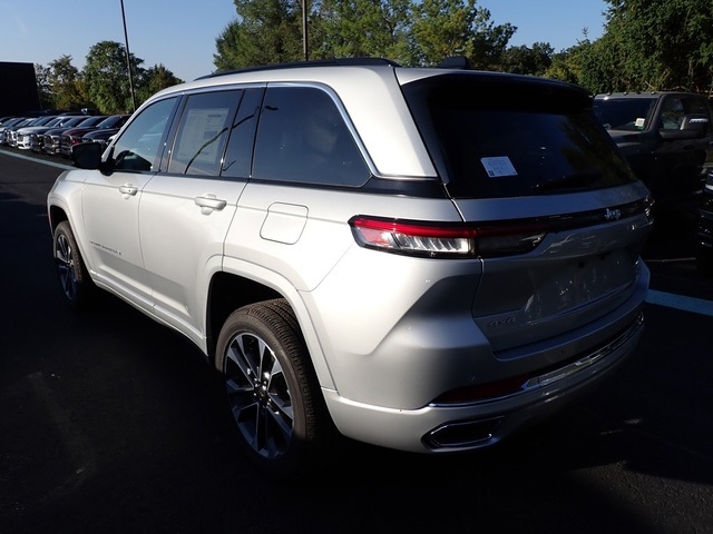 2025 Jeep Grand Cherokee Overland photo 2