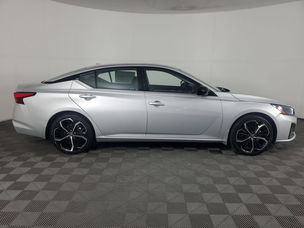 2025 Nissan Altima SR photo 3