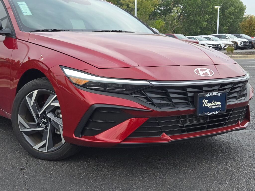 2025 Hyundai Elantra SEL Sport photo 2