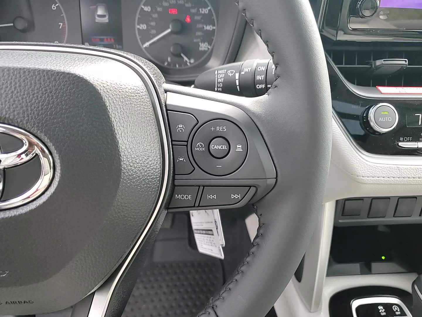 2025 Toyota Corolla Cross LE photo 18
