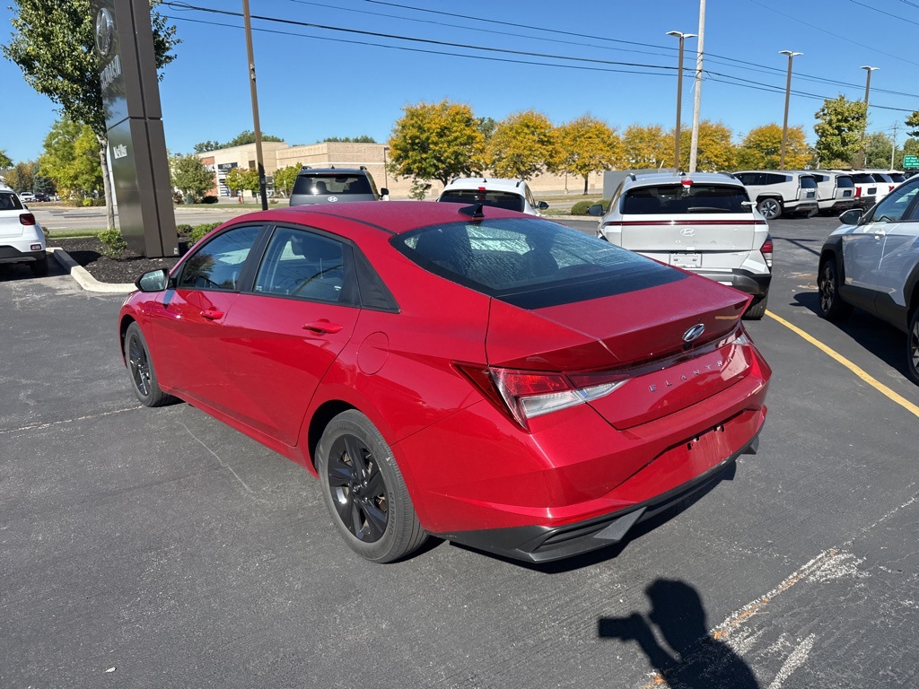 2023 Hyundai Elantra SEL photo 5