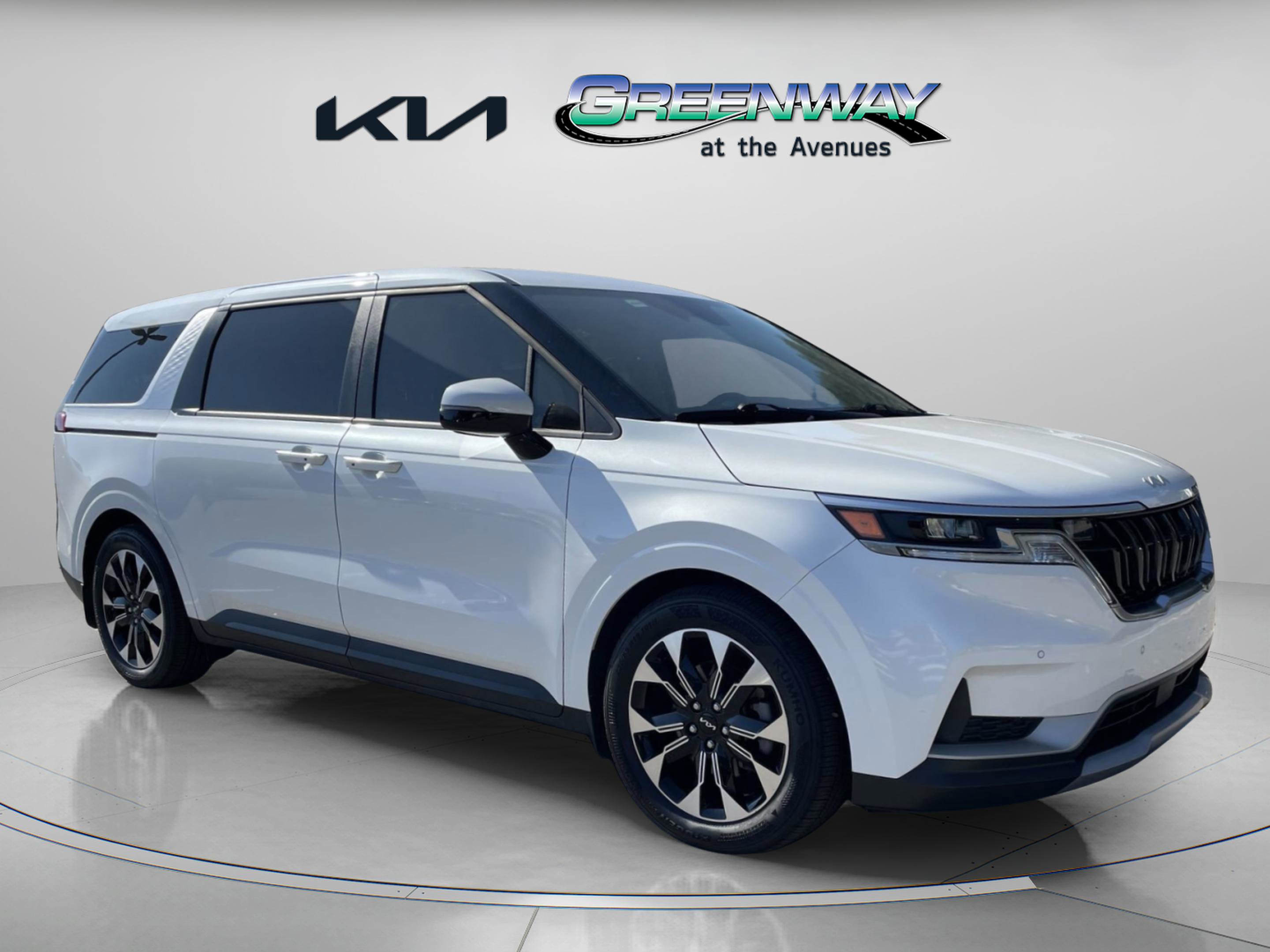 2024 Kia Carnival EX's photo