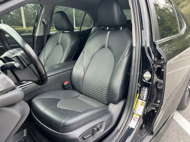 2019 Toyota Camry SE photo 3