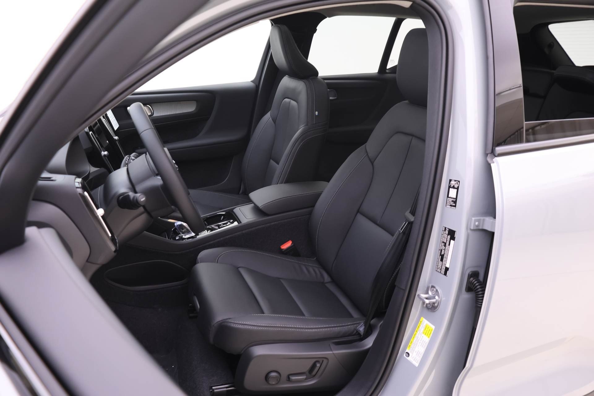 2026 Volvo XC40 Plus photo 7
