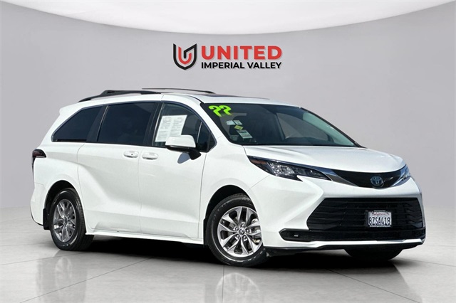 2022 Toyota Sienna LE's photo