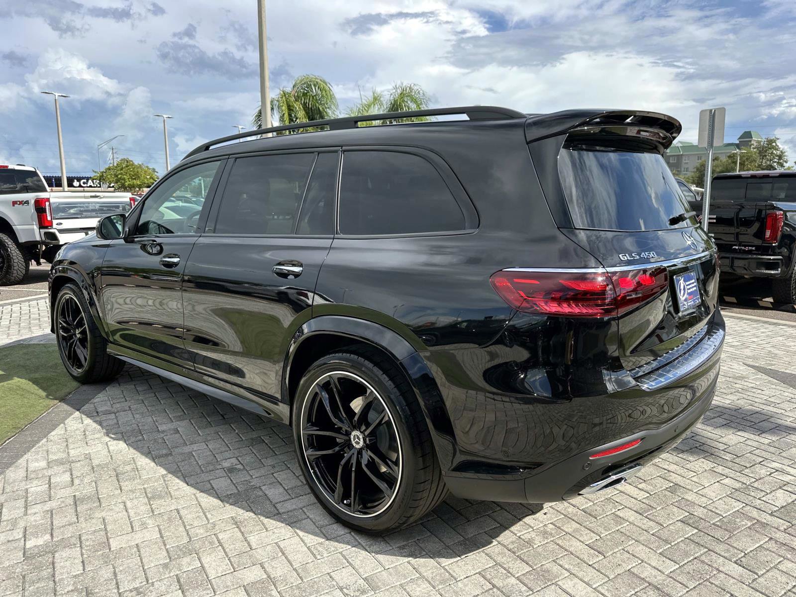 2026 Mercedes Benz GLS 450 4MATIC photo 4