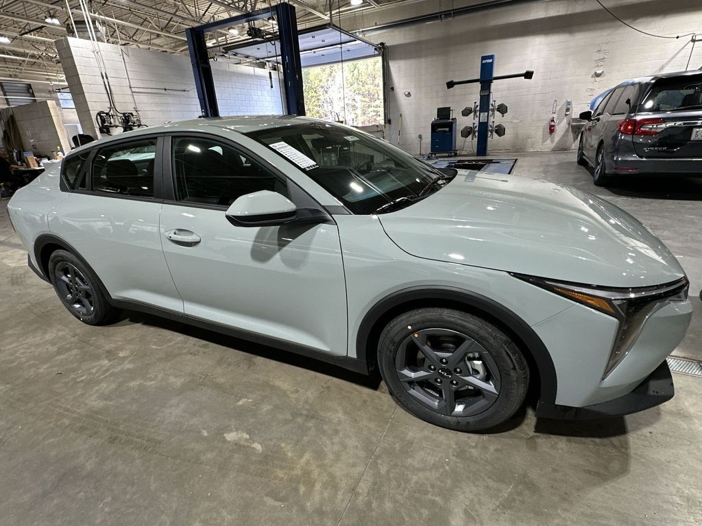 2025 Kia K4 LXS photo 2