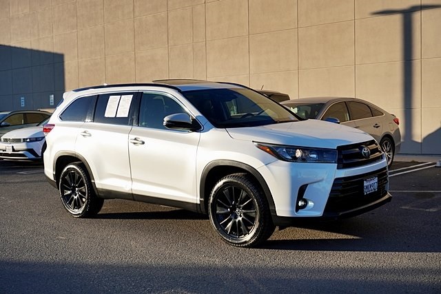 Used 2019  Toyota SE image 6