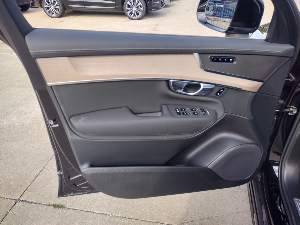 2025 VOLVO XC90 - Image 8