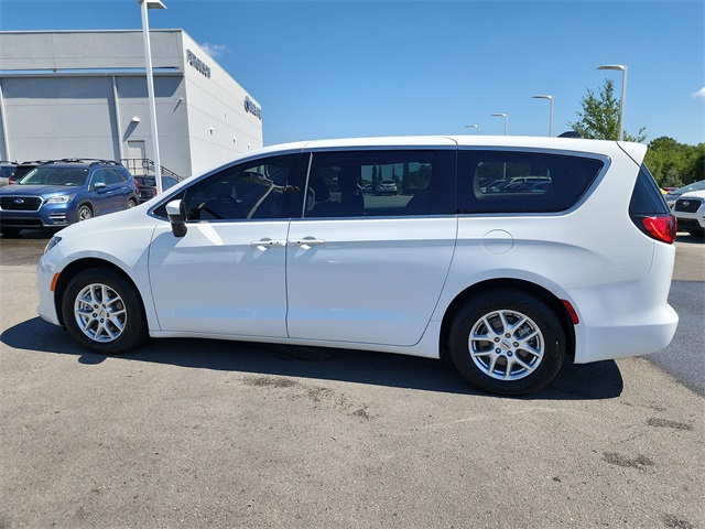 2022 Chrysler Voyager LX photo 4