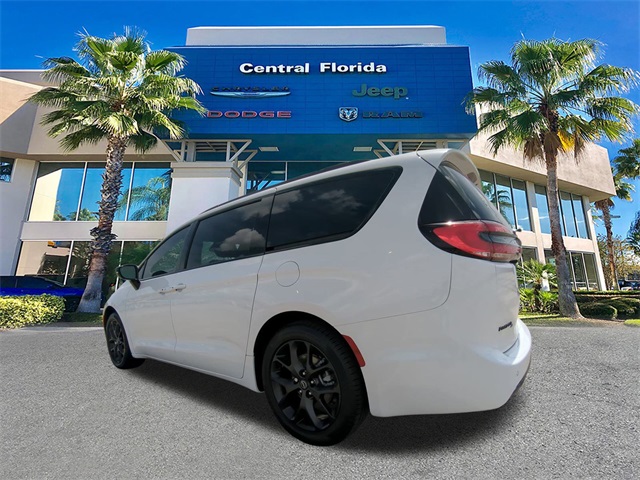 2026 Chrysler Pacifica Limited photo 3