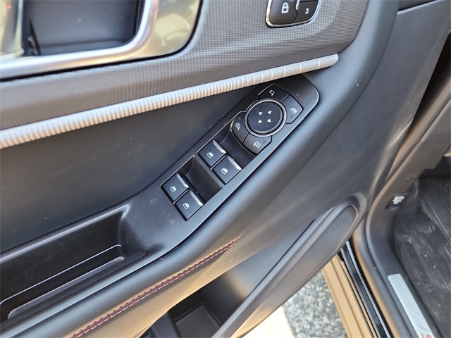 2025 Ford Explorer ST-Line photo 13
