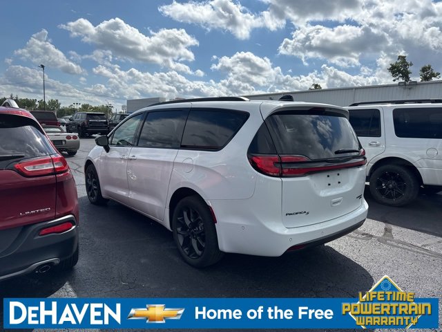 2023 Chrysler Pacifica Limited photo 2