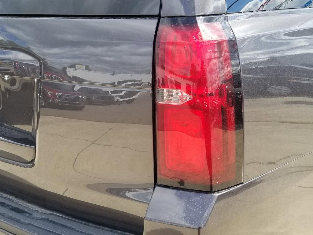 2017 Chevrolet Suburban LT photo 9