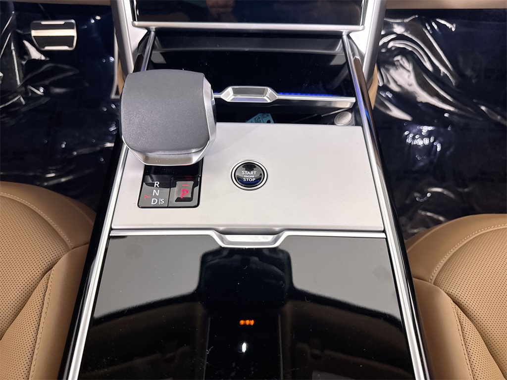 2025 Land Rover Range Rover SE photo 16