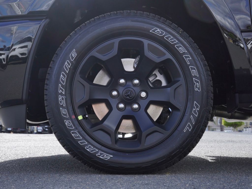 New 2026 Diamond Black Crystal Pearl-Coat Exterior Paint RAM Big Horn Night Edition image 10