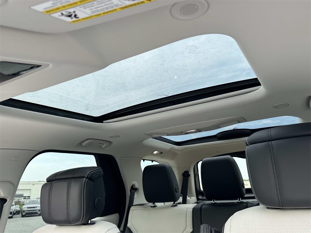 2025 Land Rover Discovery Metropolitan Edition photo 7