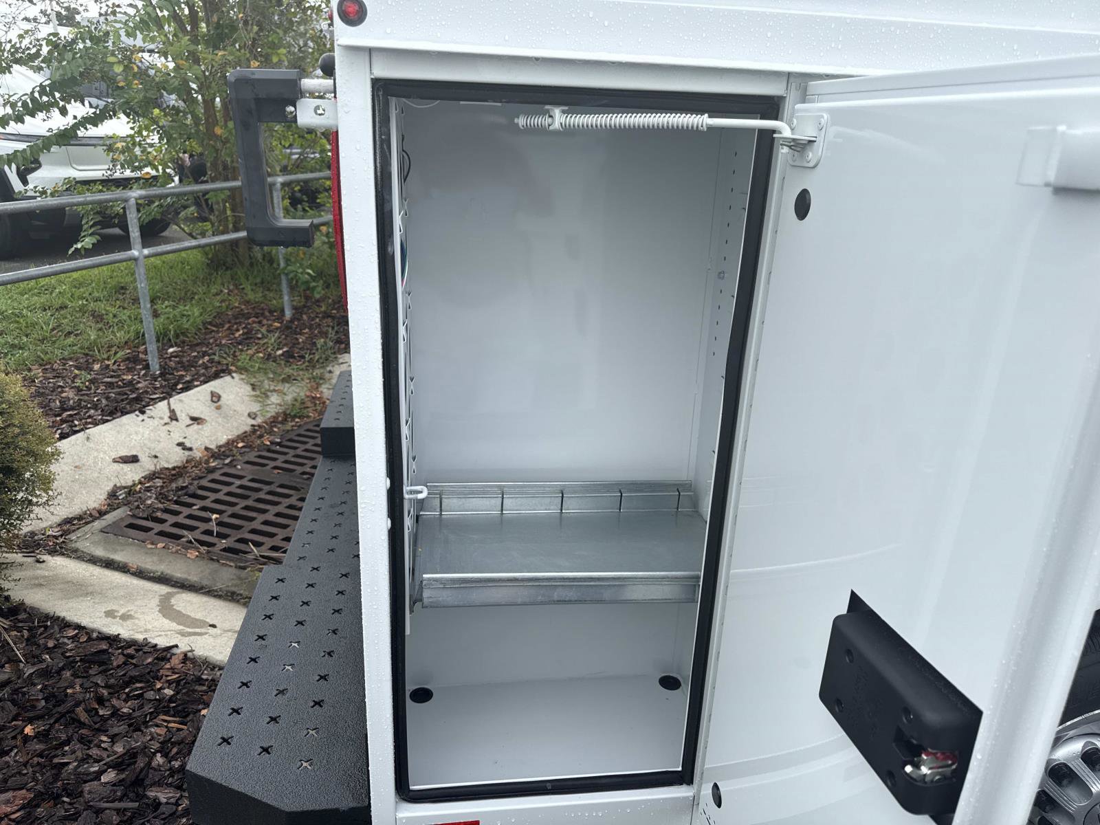 2025 Chevrolet Express Cutaway 3500 photo 3