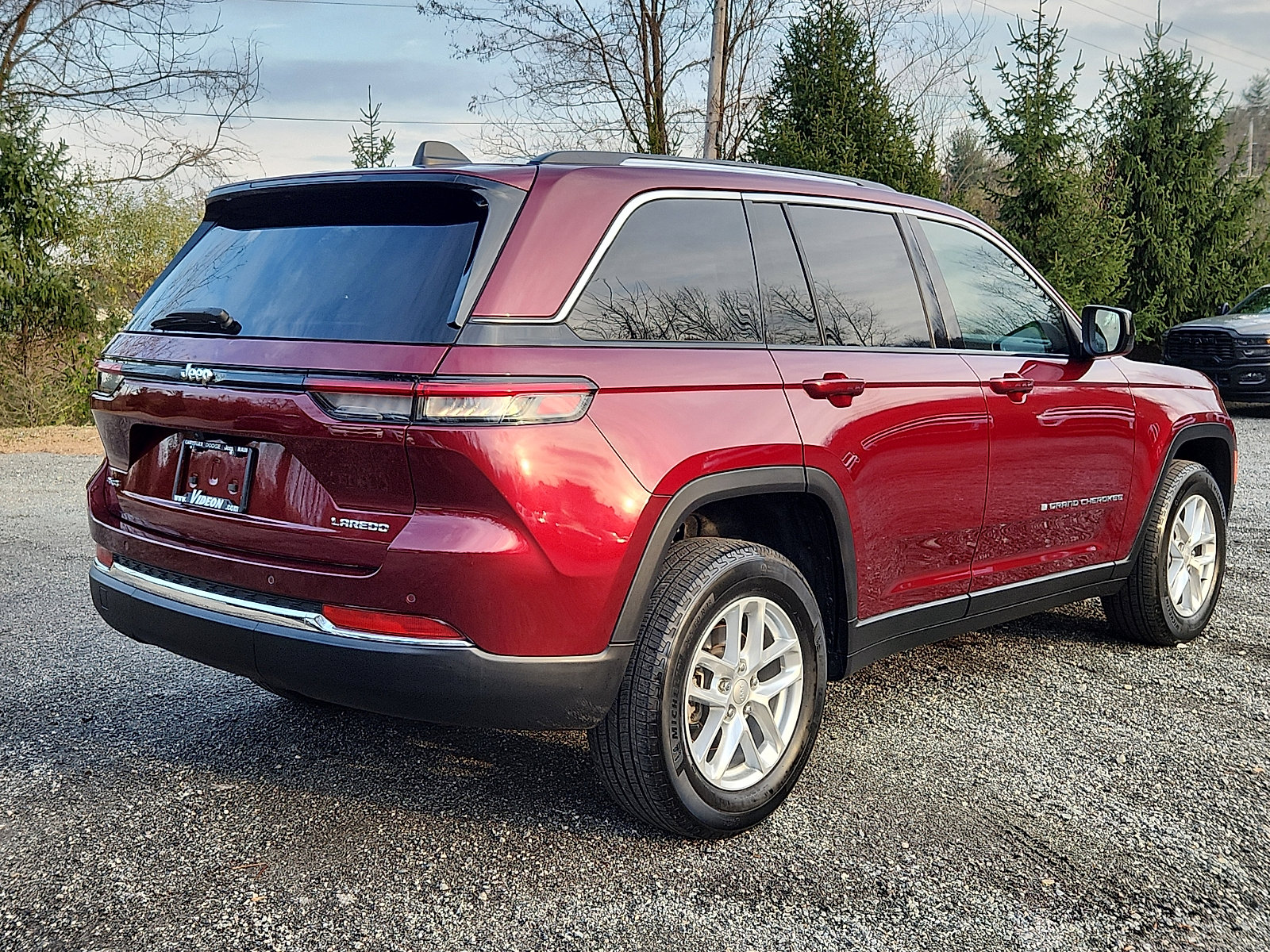 2023 Jeep Grand Cherokee Laredo photo 3