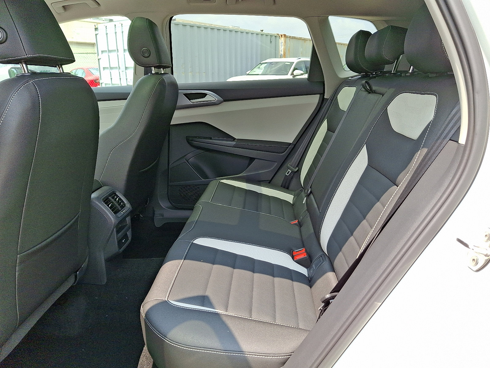 2025 Volkswagen Taos SEL photo 4