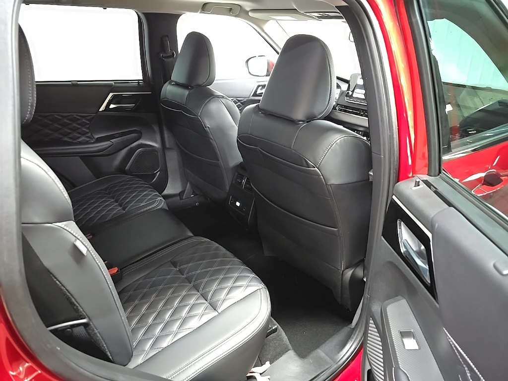 2023 Mitsubishi Outlander PHEV SEL photo 18