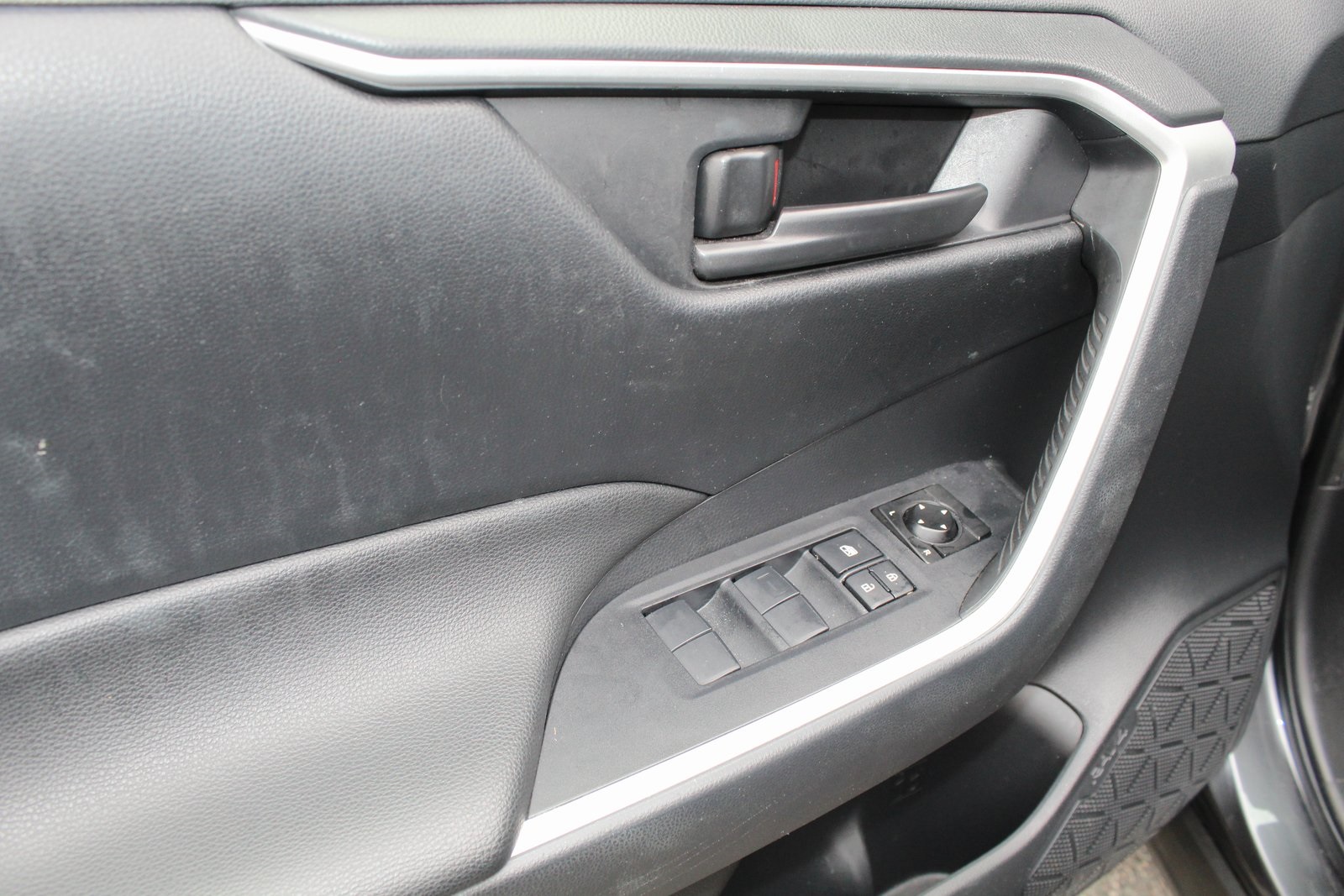 2019 Toyota RAV4 LE photo 18
