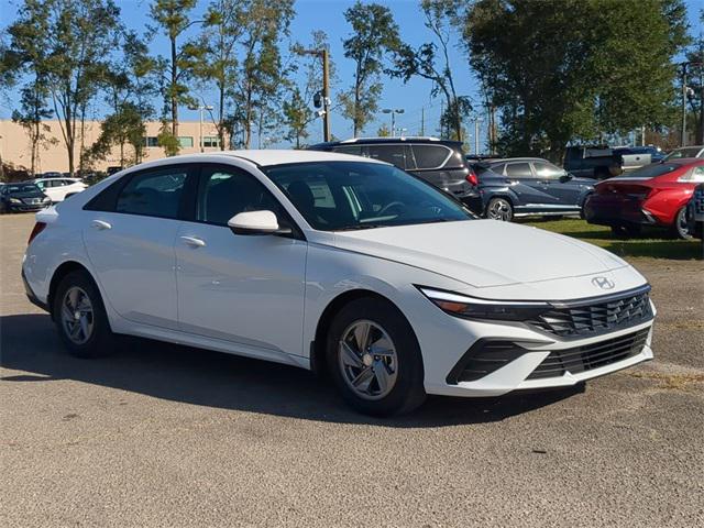 2025 Hyundai Elantra SE photo 3