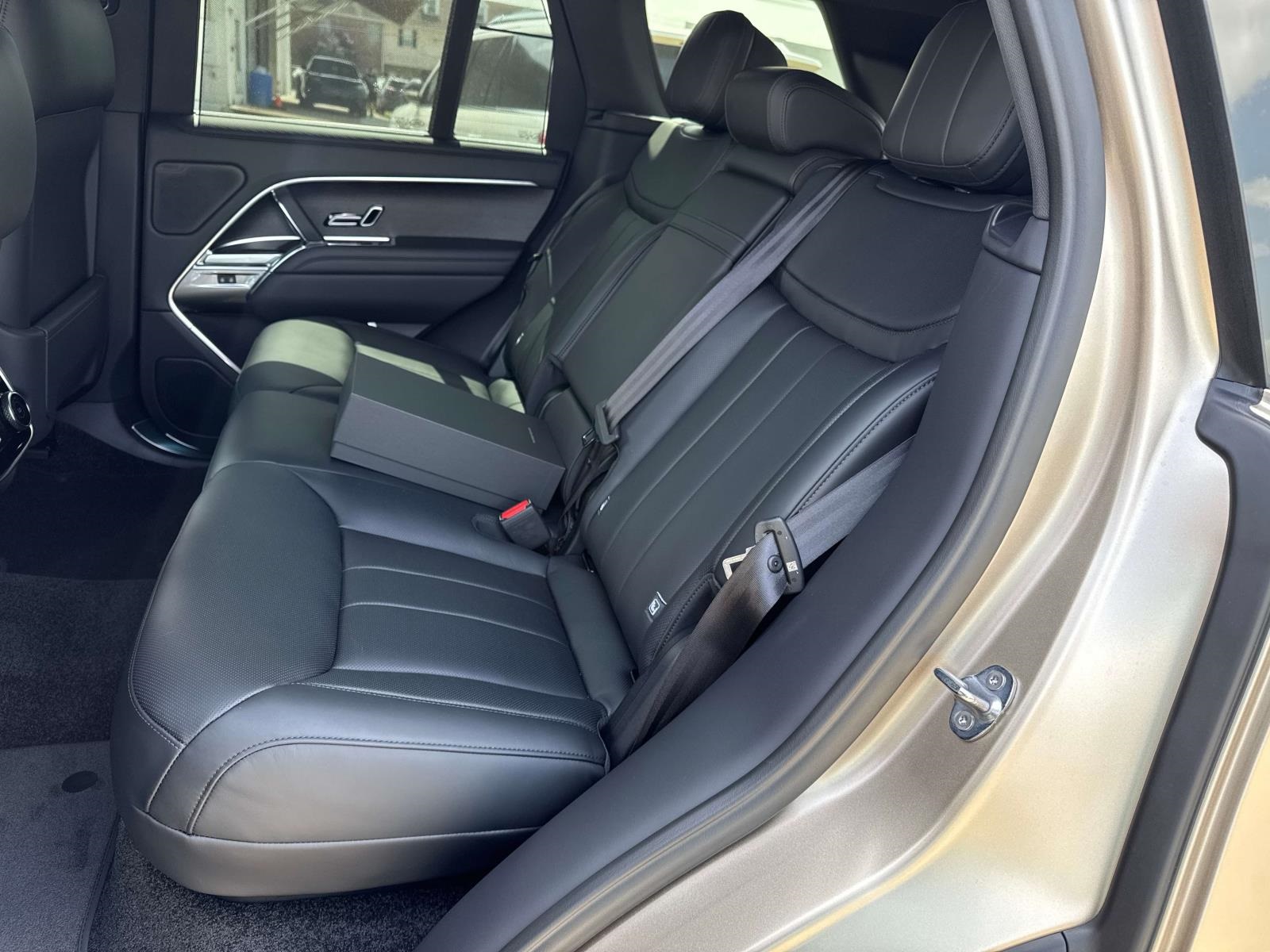 2025 Land Rover Range Rover SE photo 4