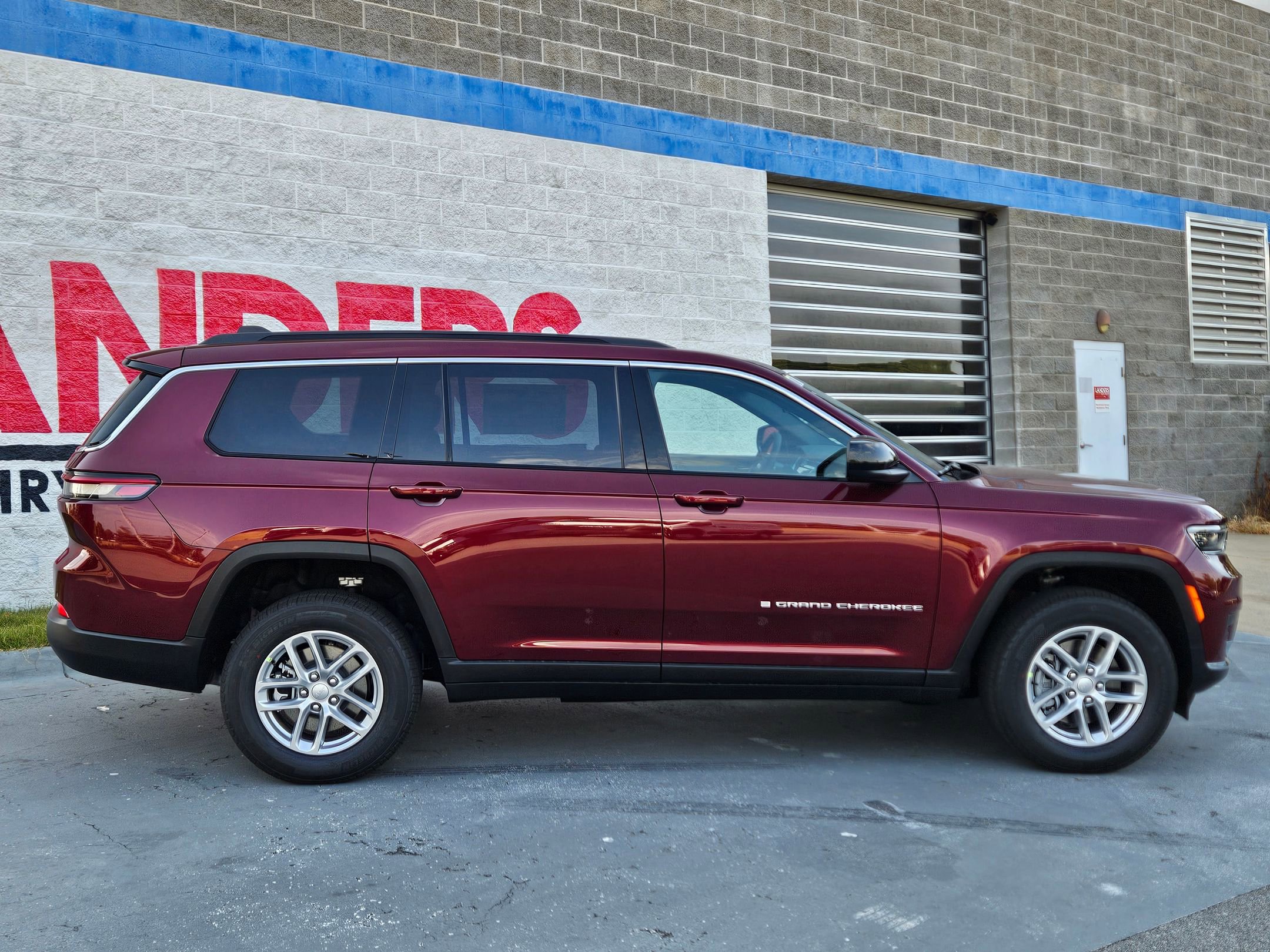 2025 Jeep Grand Cherokee Laredo Altitude photo 8