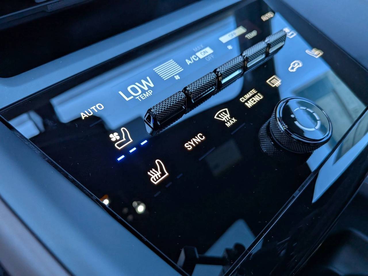 2025 Porsche Macan Electric Turbo photo 20