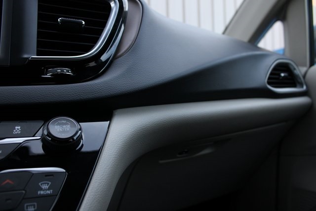 2018 Chrysler Pacifica Touring L photo 4