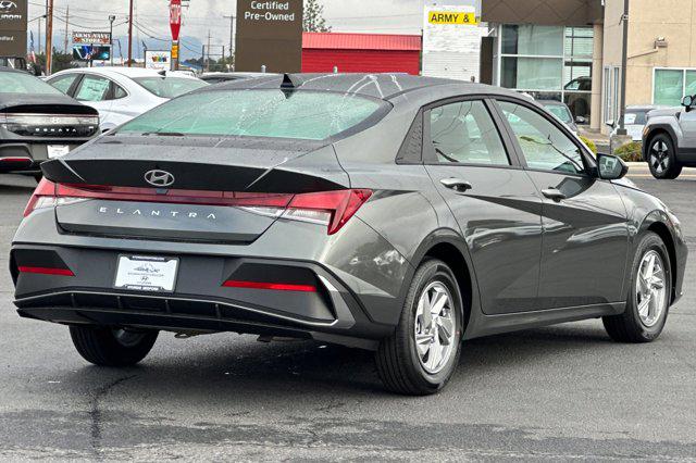 2025 Hyundai Elantra SE photo 4