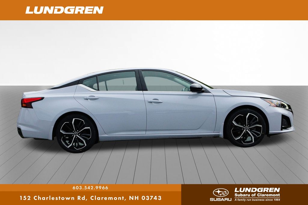 2024 Nissan Altima 2.5 SR photo 2