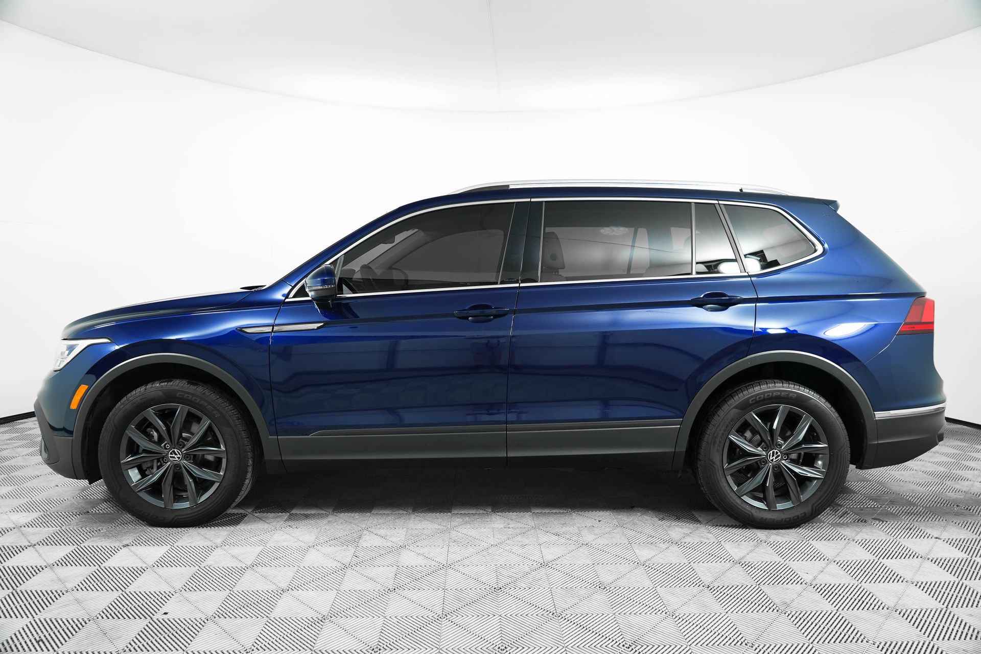 2022 Volkswagen Tiguan SE photo 3