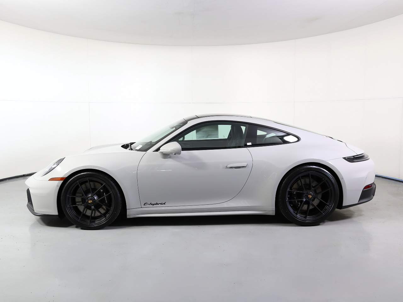 2026 Porsche 911 GTS photo 2