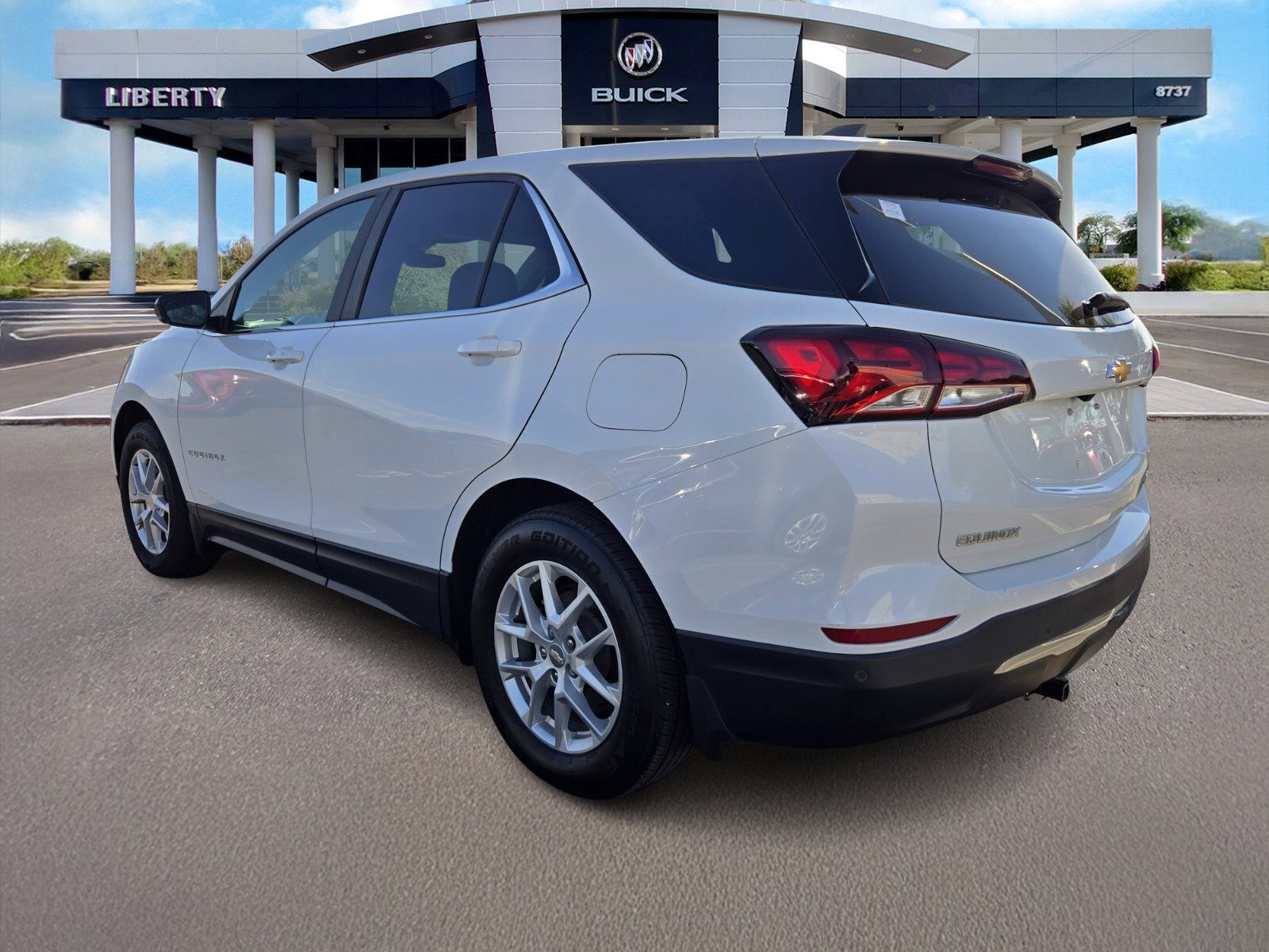 2023 Chevrolet Equinox LT photo 2