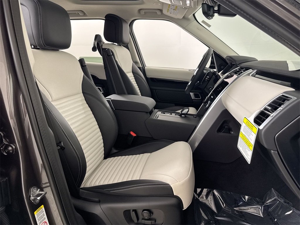 2025 Land Rover Discovery S photo 22