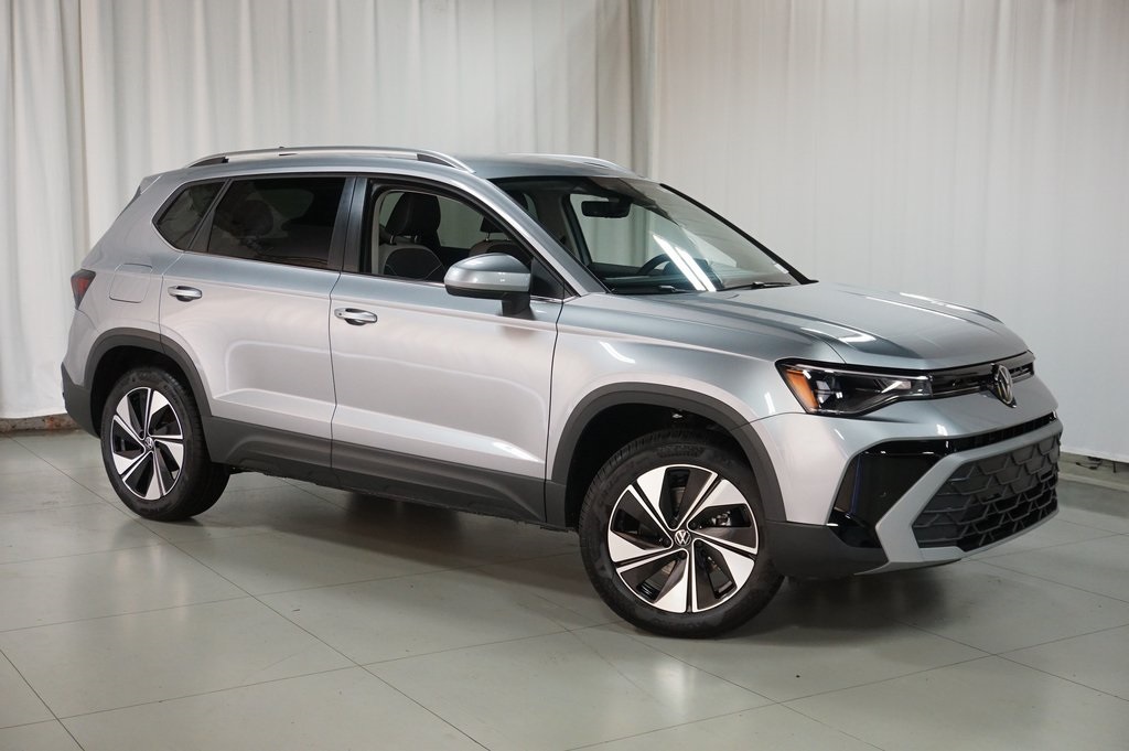 2025 Volkswagen Taos SE photo 2