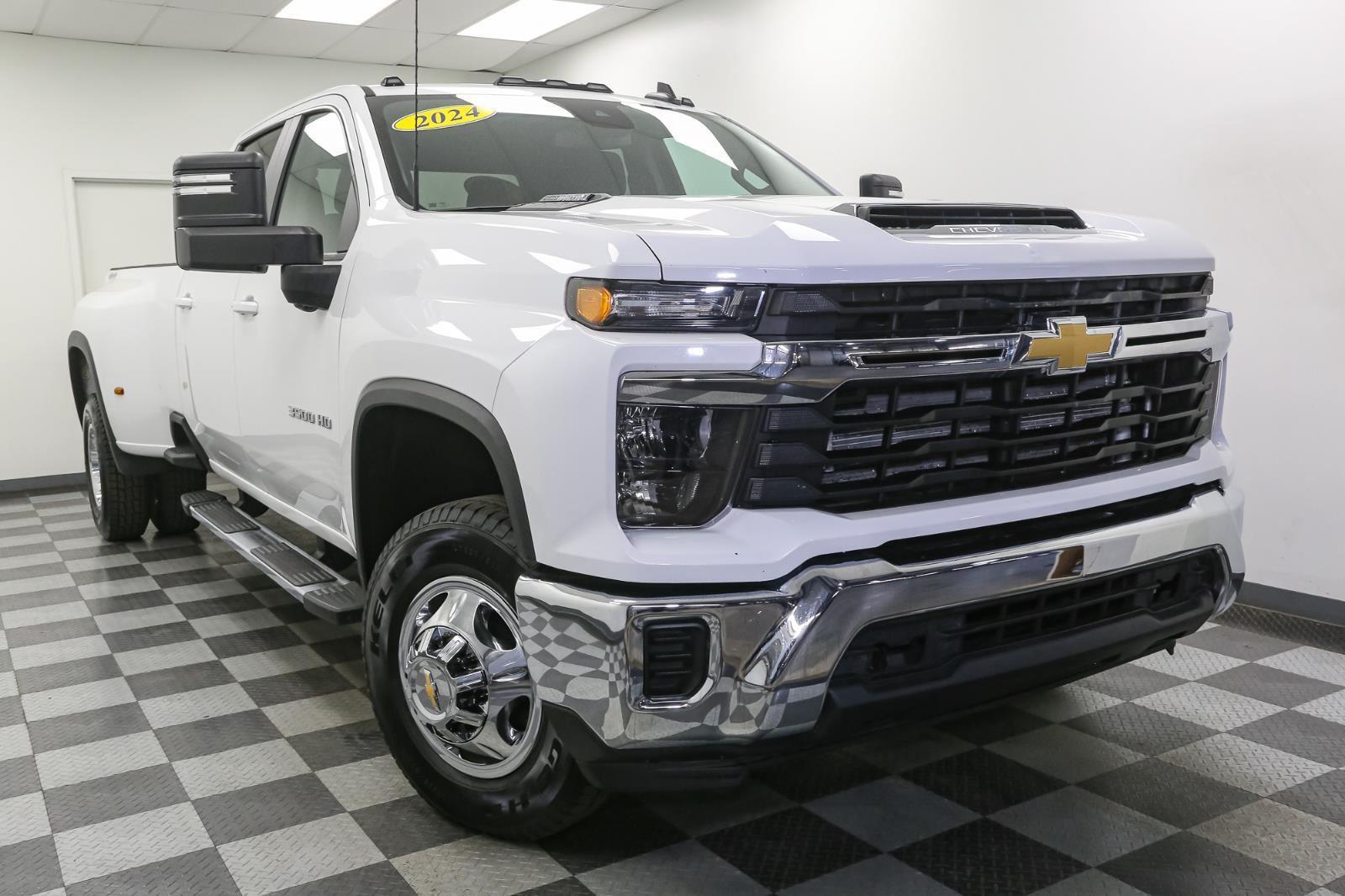 2024 Chevrolet Silverado 3500HD LT photo 2