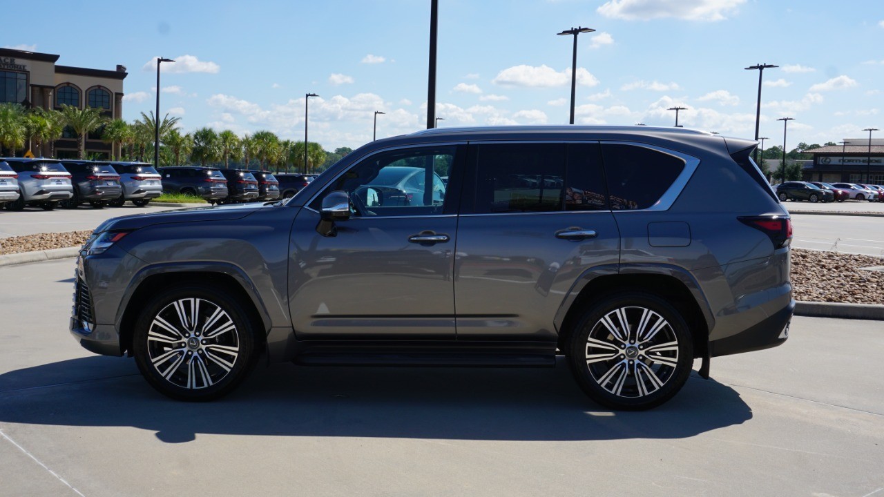 2022 Lexus LX 600 Luxury photo 3
