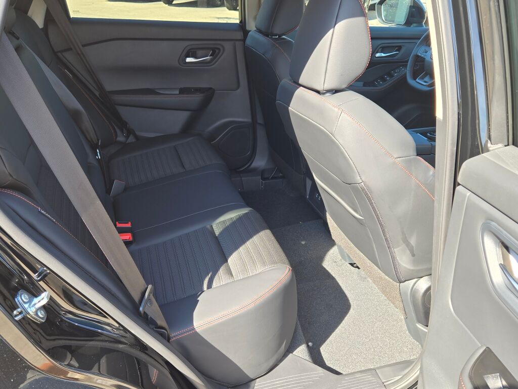 2026 Nissan Rogue SV photo 4