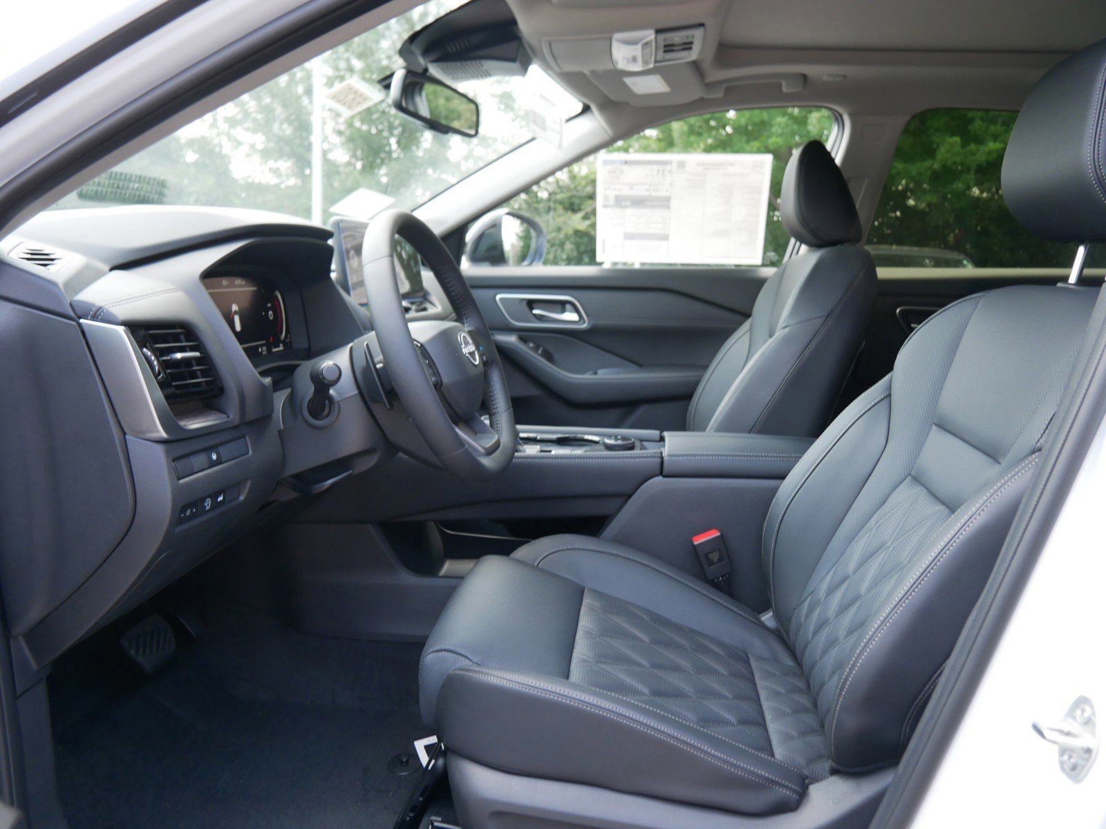 2025 Nissan Rogue Platinum photo 3