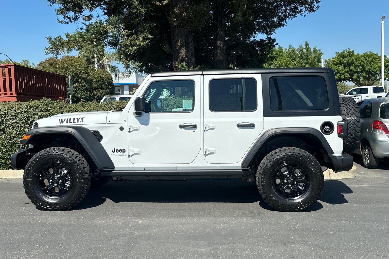 2025 Jeep Wrangler Willys photo 7
