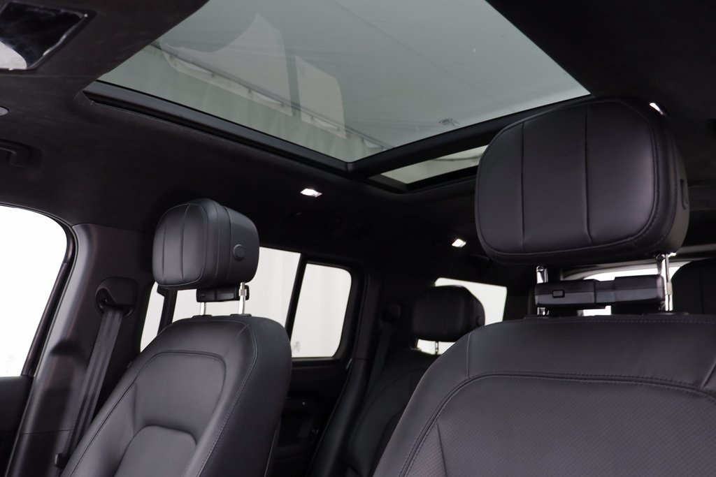 2025 Land Rover Defender 130 V8 photo 12