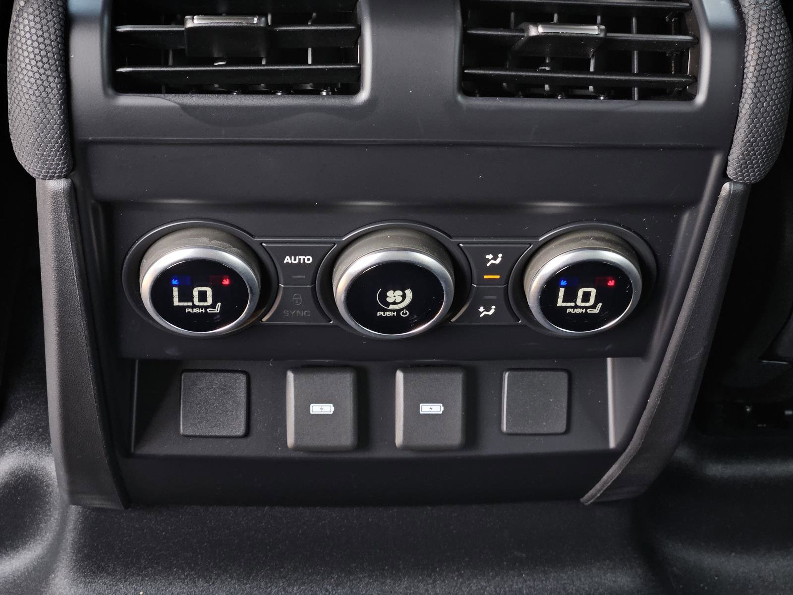 2023 Land Rover Defender X-Dynamic SE photo 33