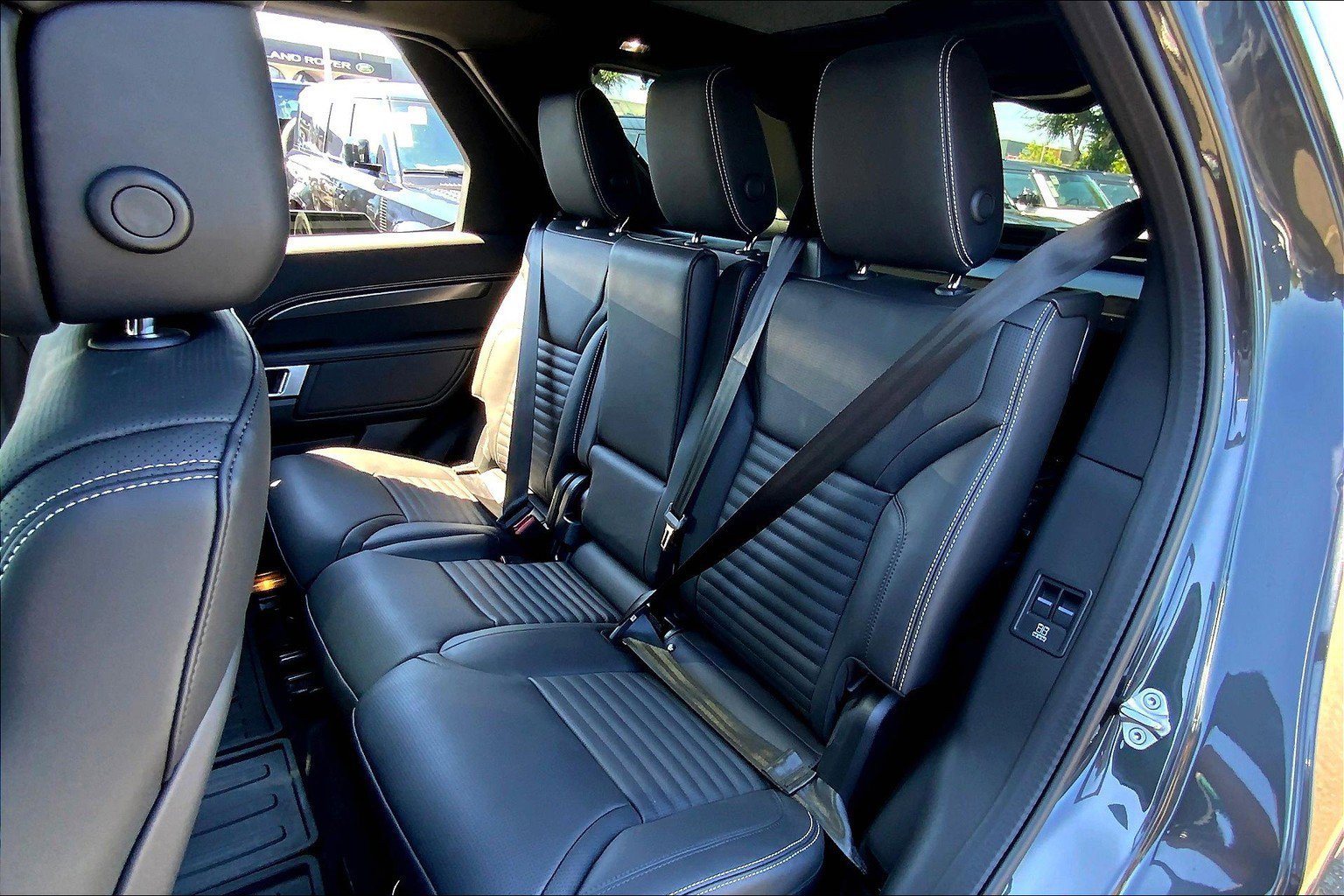 2025 Land Rover Discovery Metropolitan Edition photo 9